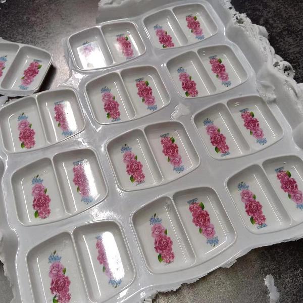 Poudre adaptée aux besoins du client de vaisselle de mélamine de couleur emballée dans les sacs 1