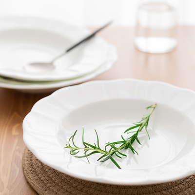 Un bon prix. Ensemble rond de plat de mélamine d'articles royaux blancs utilisé dans le restaurant en ligne