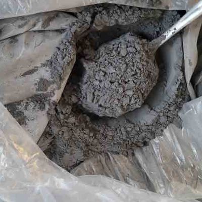 Un bon prix. Poudre noire de résine de formaldéhyde d'urée pour la mélamine industrielle en ligne