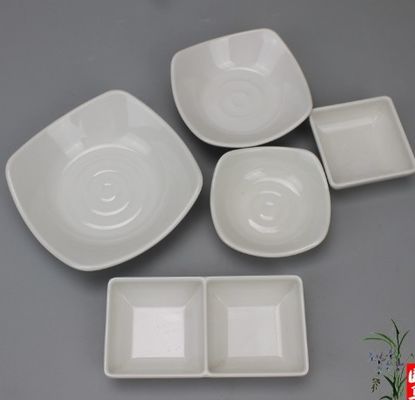 Un bon prix. Vêtements de table en mélamine de couleur blanche en plastique en ligne